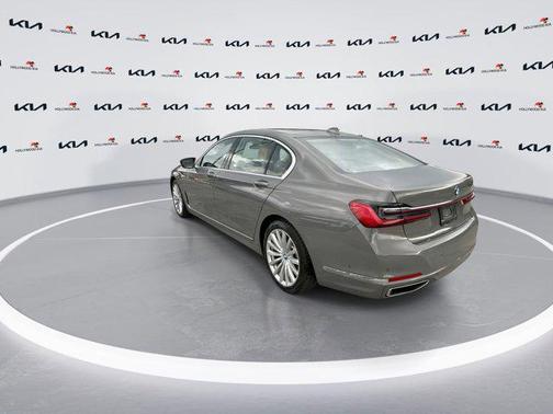 Bernina Grey Amber Effect Metallic 2022 BMW 740 i