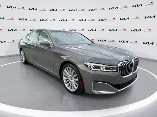 Bernina Grey Amber Effect Metallic 2022 BMW 740 i