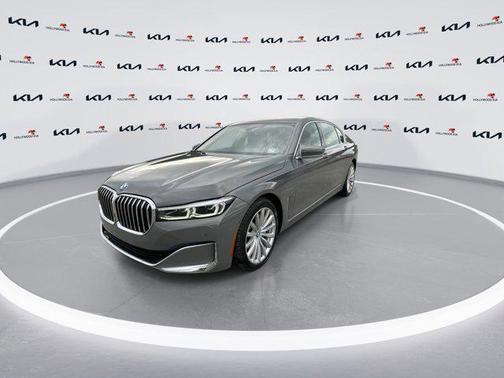 Bernina Grey Amber Effect Metallic 2022 BMW 740 i