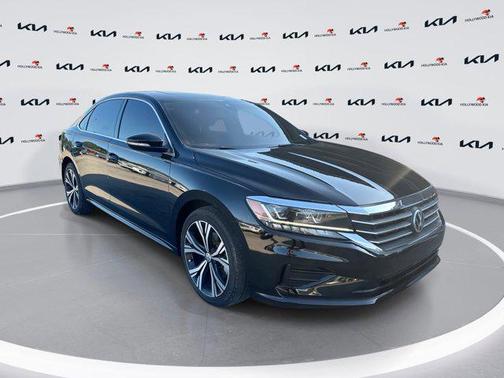 Deep Black Pearl 2022 Volkswagen Passat 2.0T SE