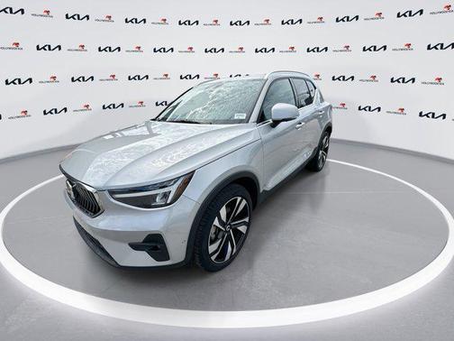 2023 Volvo XC40 B5 Ultimate Bright Theme