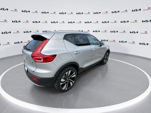2023 Volvo XC40 Ultimate Bright Theme