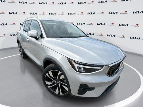 2023 Volvo XC40 B5 Ultimate Bright Theme