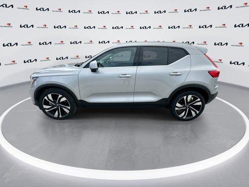 2023 Volvo XC40 B5 Ultimate Bright Theme