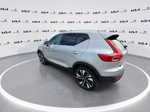 2023 Volvo XC40 Ultimate Bright Theme