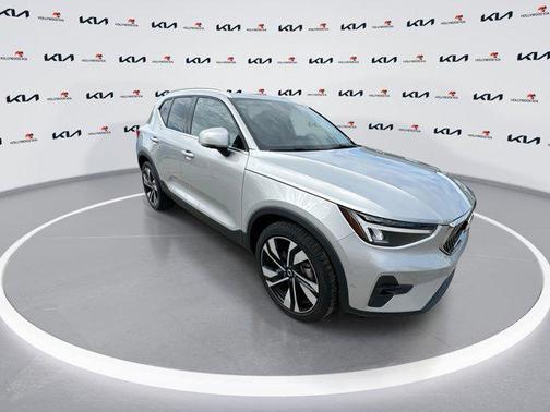 2023 Volvo XC40 B5 Ultimate Bright Theme