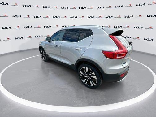 2023 Volvo XC40 B5 Ultimate Bright Theme