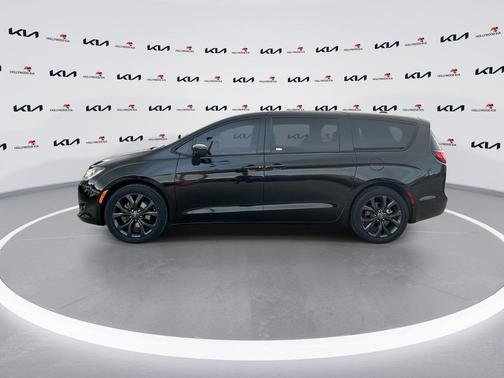 Brilliant Black Crystal Pearlcoat 2020 Chrysler Pacifica Touring