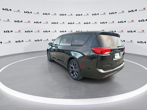 Brilliant Black Crystal Pearlcoat 2020 Chrysler Pacifica Touring