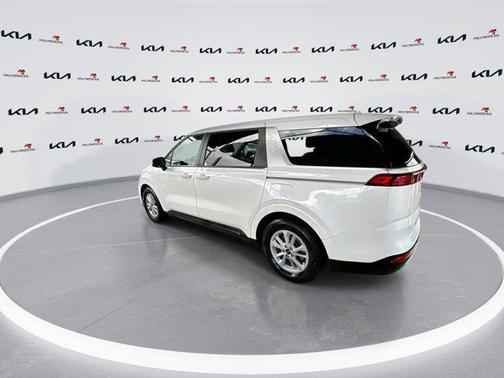 2023 Kia Carnival LX