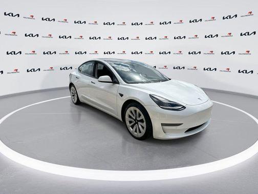 Pearl White Multi-Coat 2022 Tesla Model 3 Standard Range