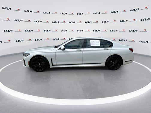 2022 BMW 740 i