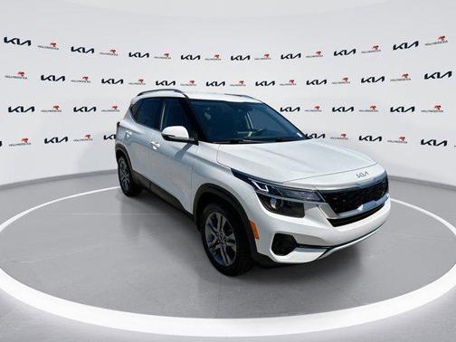 Snow White Pearl 2023 Kia Seltos S