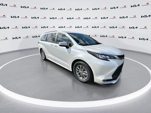 2023 Toyota Sienna XLE