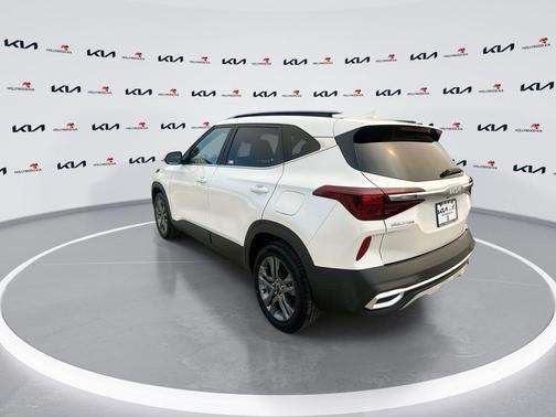 Snow White Pearl 2023 Kia Seltos S