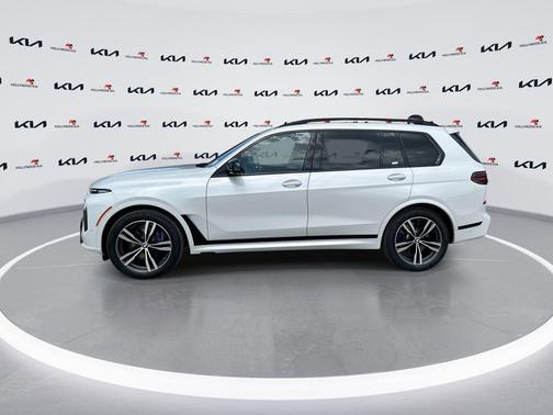 Mineral White Metallic 2025 BMW X7 M60i