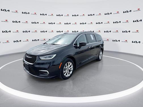 Brilliant Black Crystal Pearlcoat 2021 Chrysler Pacifica Touring L