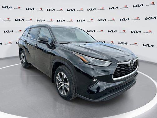 Midnight Black Metallic 2024 Toyota Highlander XLE