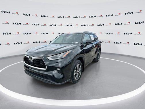 Midnight Black Metallic 2024 Toyota Highlander XLE