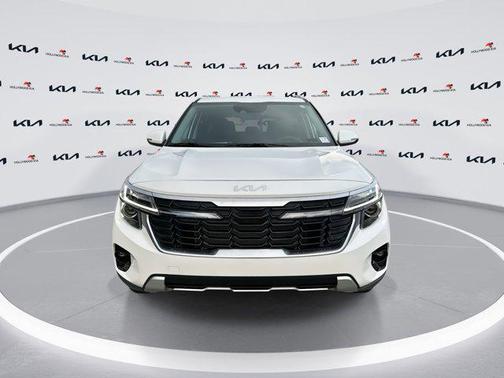 Snow White Pearl 2024 Kia Seltos EX