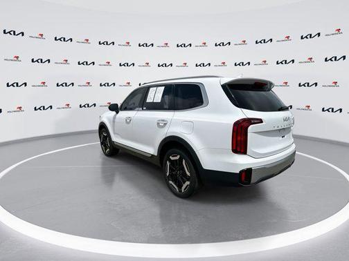 Glacial White Pearl 2023 Kia Telluride S