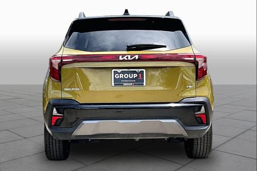 Valais Green/Black Roof 2024 Kia Seltos X-Line