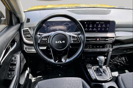 Valais Green/Black Roof 2024 Kia Seltos X-Line