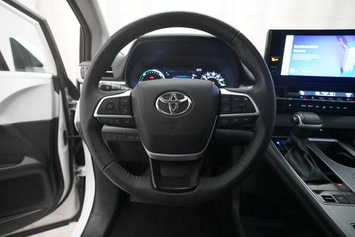 Pearl 2025 Toyota Sienna XLE