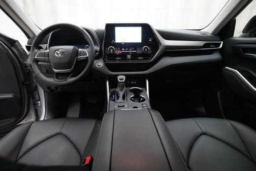 Celestial Silver Metallic 2025 Toyota Highlander XLE
