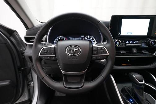 Celestial Silver Metallic 2025 Toyota Highlander XLE