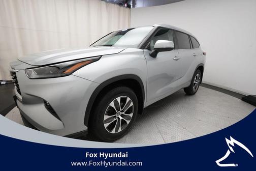Celestial Silver Metallic 2025 Toyota Highlander XLE