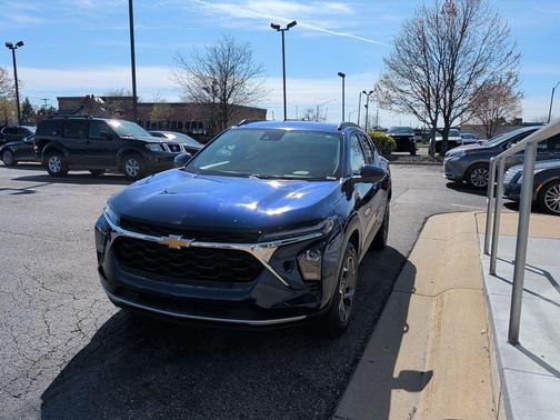 Blue Glow Metallic 2024 Chevrolet Trax LT