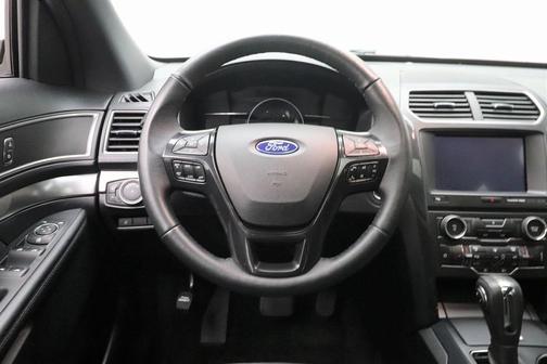 Photo 4 of 32 of 2018 Ford Explorer XLT