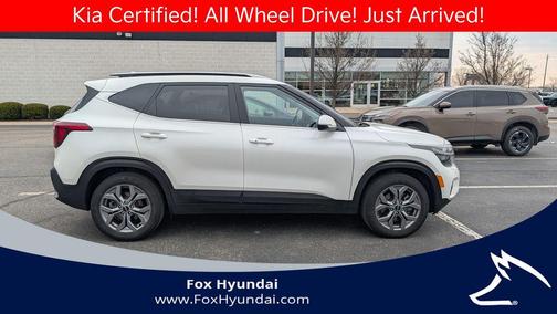 Clear White/Black Roof 2024 Kia Seltos S