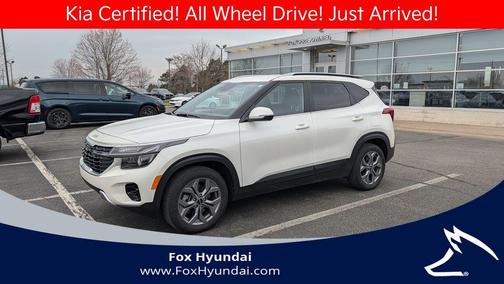 Clear White/Black Roof 2024 Kia Seltos S