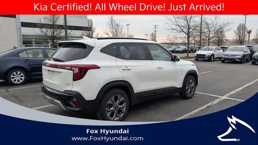 Clear White/Black Roof 2024 Kia Seltos S