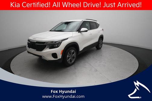 Clear White/Black Roof 2024 Kia Seltos S