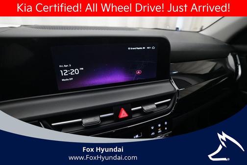 Clear White/Black Roof 2024 Kia Seltos S