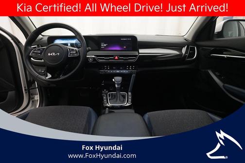 Clear White/Black Roof 2024 Kia Seltos S