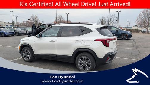 Clear White/Black Roof 2024 Kia Seltos S