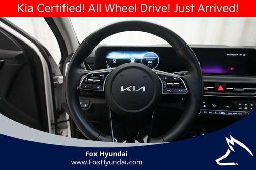 Clear White/Black Roof 2024 Kia Seltos S