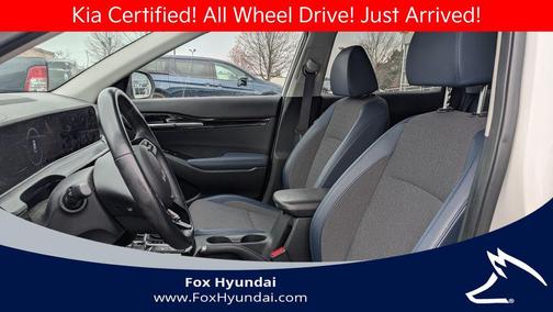 Clear White/Black Roof 2024 Kia Seltos S