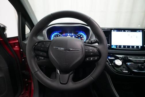 Red Hot Pearlcoat 2025 Chrysler Pacifica Limited