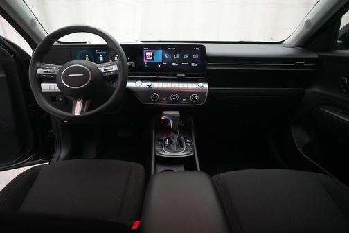 Abyss Black Pearl 2024 Hyundai KONA SE