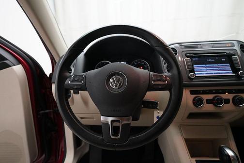 Wild Cherry Metallic 2015 Volkswagen Tiguan 4MOTION Auto SE