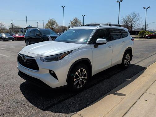 Wind Chill Pearl 2022 Toyota Highlander XLE