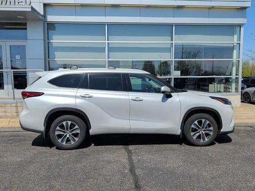 Wind Chill Pearl 2022 Toyota Highlander XLE