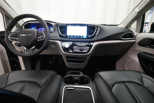 Brilliant Black Crystal Pearlcoat 2024 Chrysler Pacifica Touring L