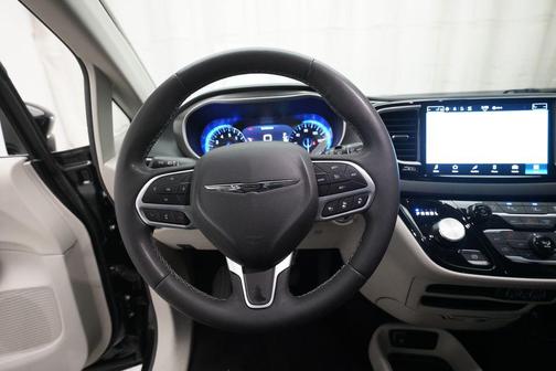 Brilliant Black Crystal Pearlcoat 2024 Chrysler Pacifica Touring L