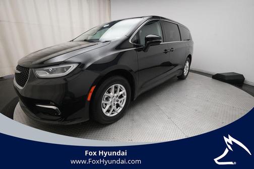 Brilliant Black Crystal Pearlcoat 2024 Chrysler Pacifica Touring L